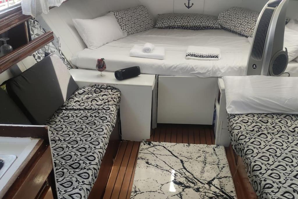 Precioso Barco En Barcelona Hotel Badalona Ngoại thất bức ảnh
