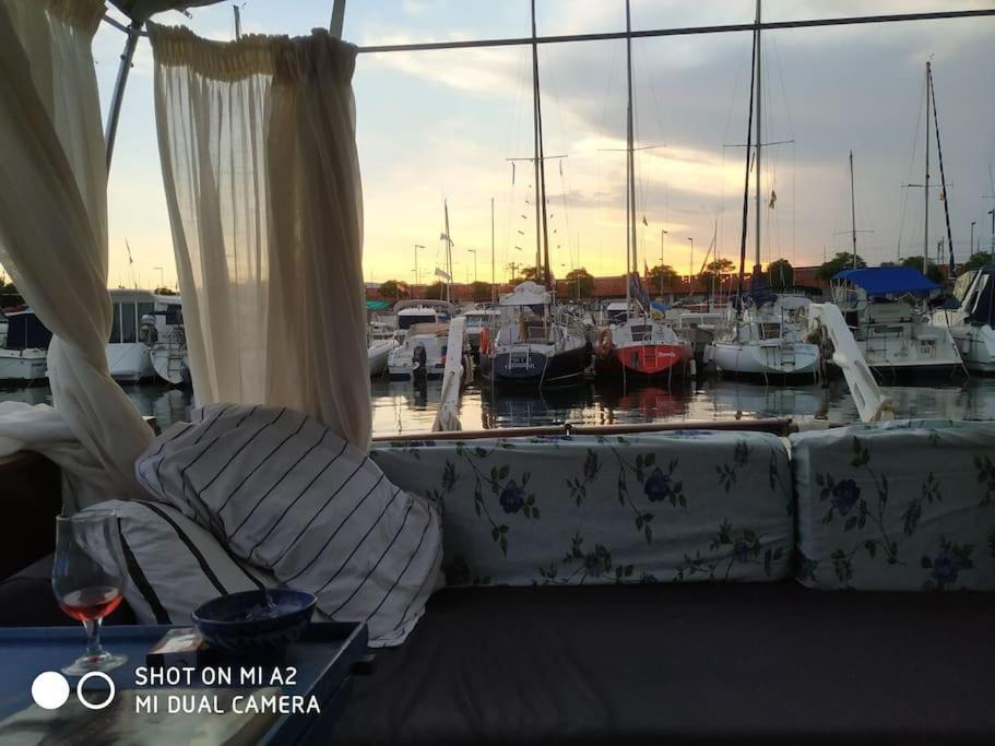 Precioso Barco En Barcelona Hotel Badalona Ngoại thất bức ảnh